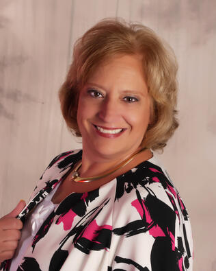 Headshot of Michele Vinicombe.